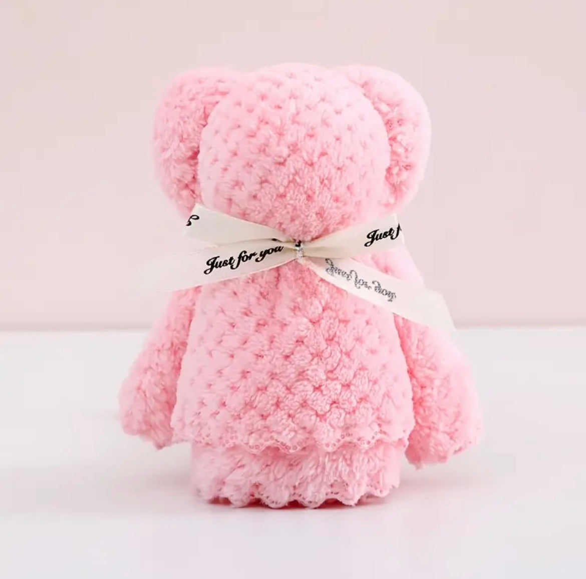 Cute Teddy Bear Towel Gift Set – Adorably designed towels in a teddy bear shape, beautifully packaged in a transparent gift bag. A perfect, thoughtful gift for any occasion.