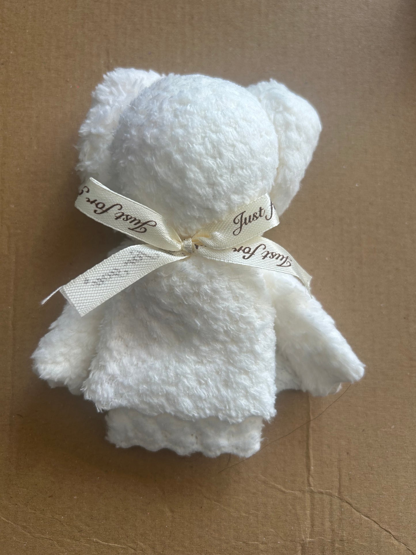 Cute Teddy Bear Towel Gift Set – Adorably designed towels in a teddy bear shape, beautifully packaged in a transparent gift bag. A perfect, thoughtful gift for any occasion.