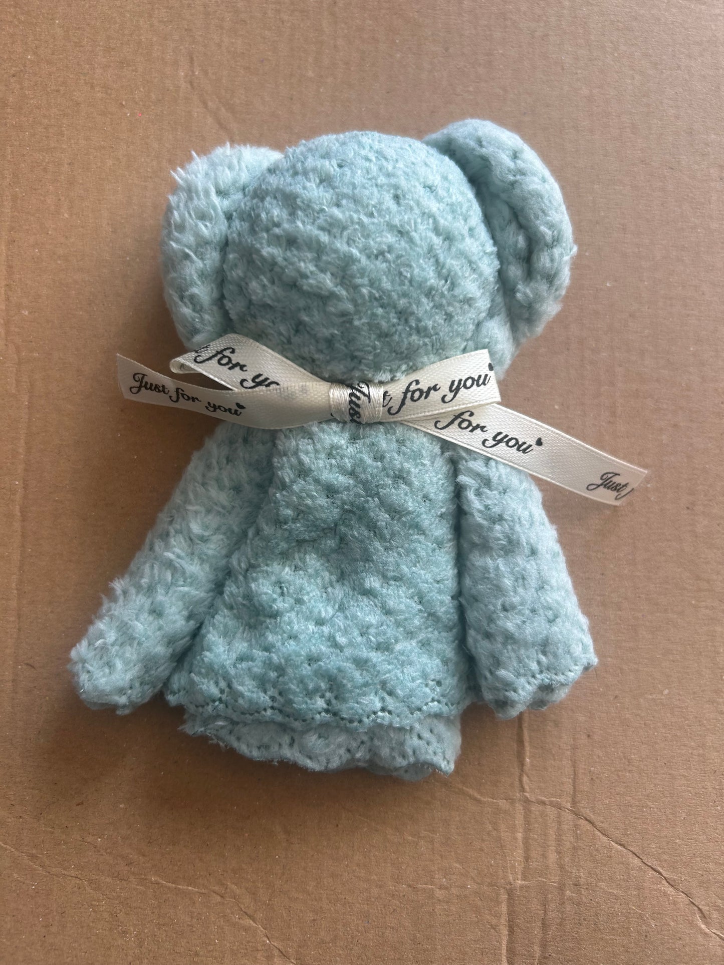 Cute Teddy Bear Towel Gift Set – Adorably designed towels in a teddy bear shape, beautifully packaged in a transparent gift bag. A perfect, thoughtful gift for any occasion.
