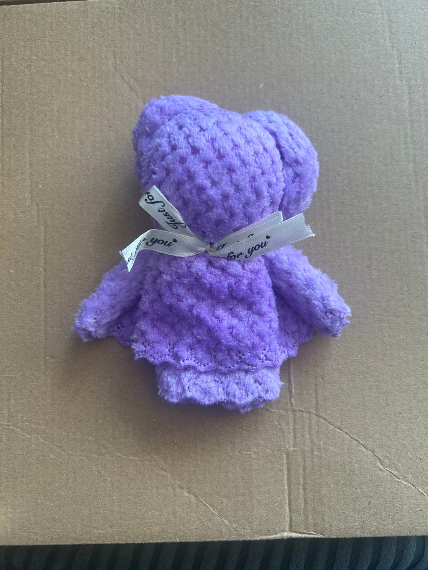 Cute Teddy Bear Towel Gift Set – Adorably designed towels in a teddy bear shape, beautifully packaged in a transparent gift bag. A perfect, thoughtful gift for any occasion.