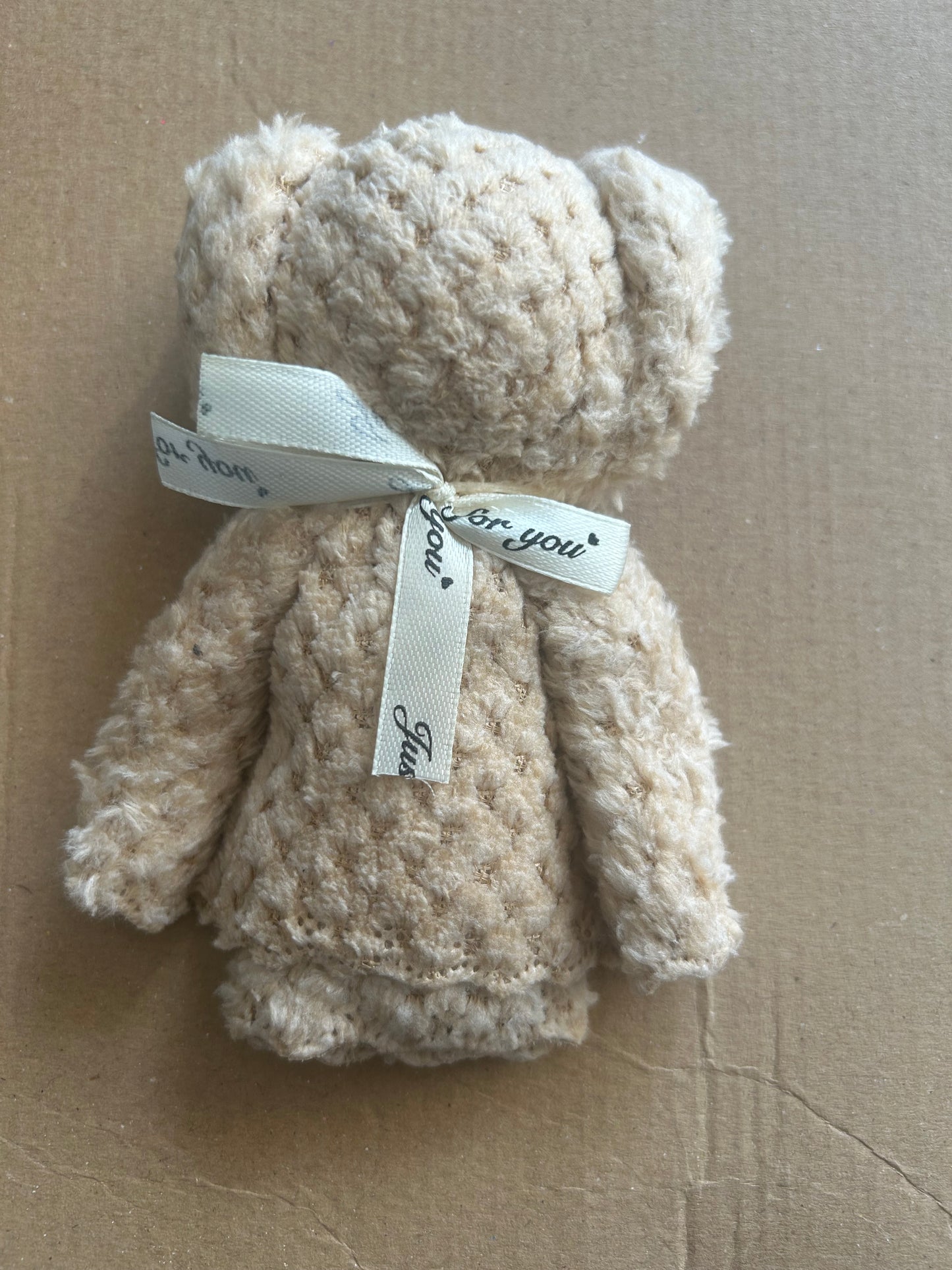 Cute Teddy Bear Towel Gift Set – Adorably designed towels in a teddy bear shape, beautifully packaged in a transparent gift bag. A perfect, thoughtful gift for any occasion.