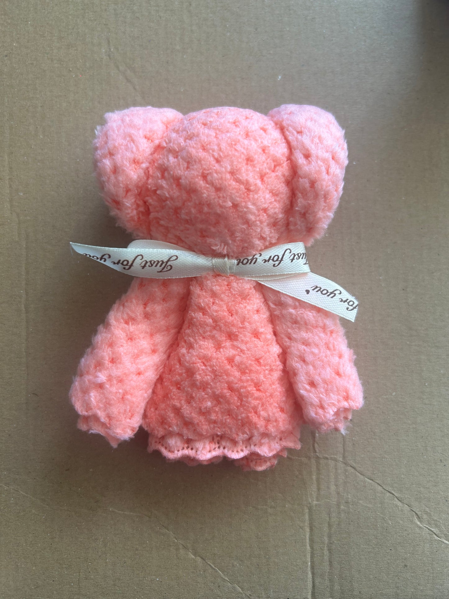 Cute Teddy Bear Towel Gift Set – Adorably designed towels in a teddy bear shape, beautifully packaged in a transparent gift bag. A perfect, thoughtful gift for any occasion.