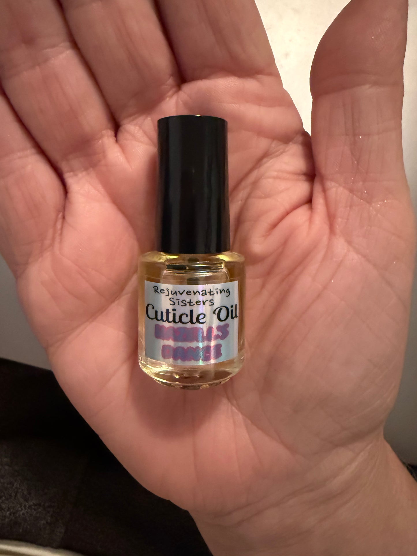 CUTICLE OIL BOTTLE – great scents- nourishing oils: Jojoba Seed, Coconut, Sweet Almond, Argan, and Vitamin E. Available in a variety of soothing scents for healthy, hydrated cuticles on the go.