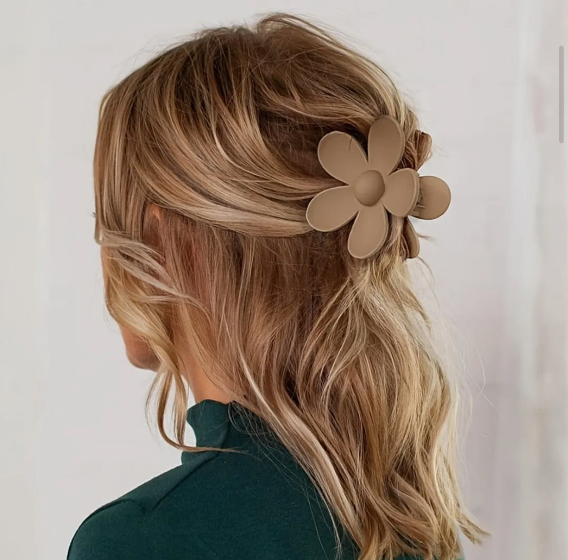 Hair Claw Clips – Various Designs
Chic and functional hair claw clips in a range of unique designs, starting from just 75p. Perfect for adding style and securing your hair with ease.