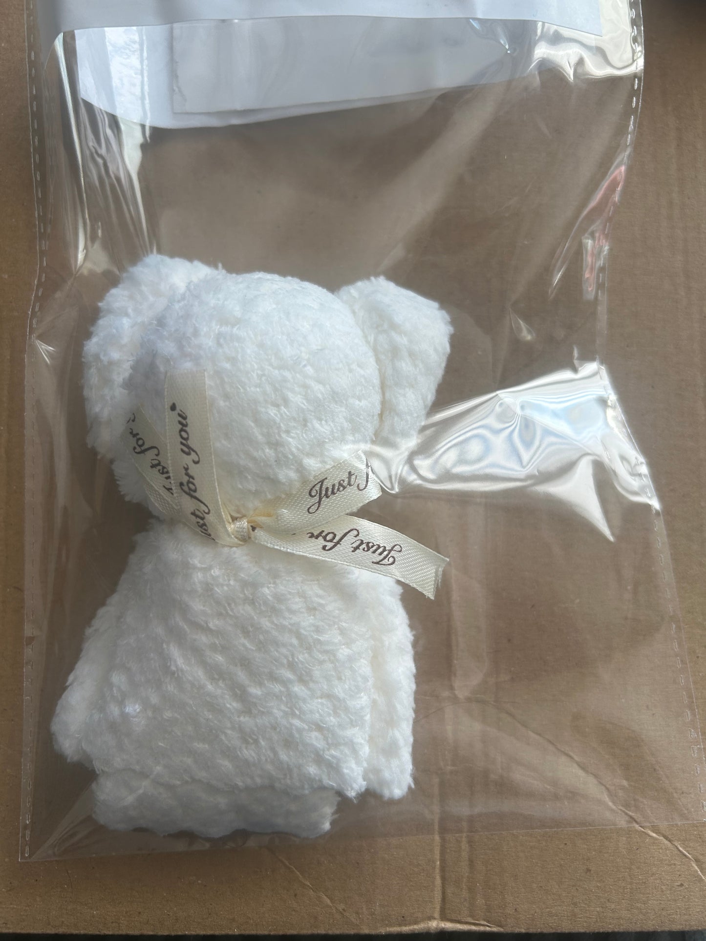Cute Teddy Bear Towel Gift Set – Adorably designed towels in a teddy bear shape, beautifully packaged in a transparent gift bag. A perfect, thoughtful gift for any occasion.