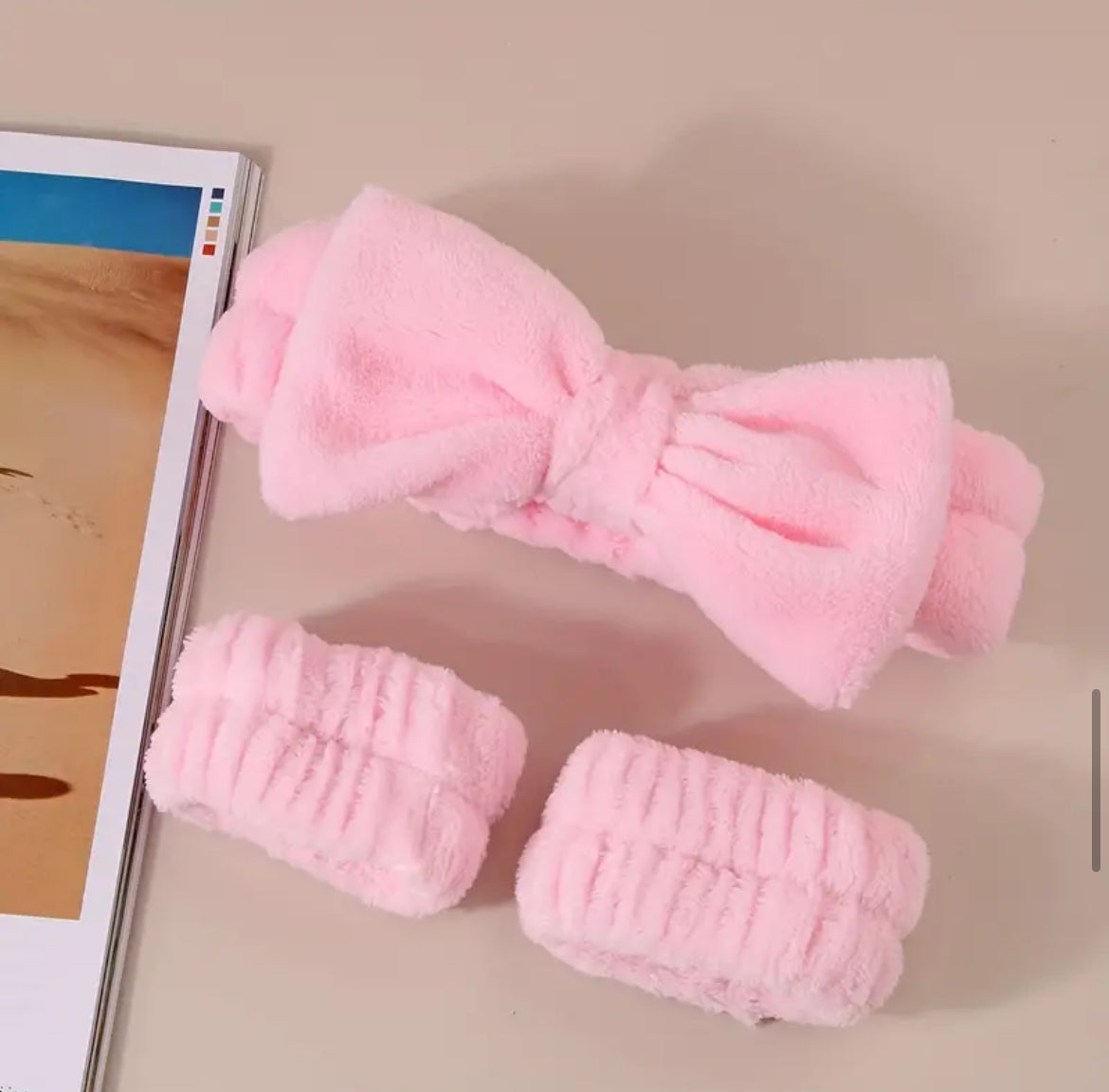 Fluffy Bowknot Headband & Water-Absorbent Wristband Set – 3pcs
A cute and cozy set featuring a fluffy bowknot headband and matching water-absorbent wristbands. Perfect for skincare, workouts, or adding a touch of charm to your daily routine.
