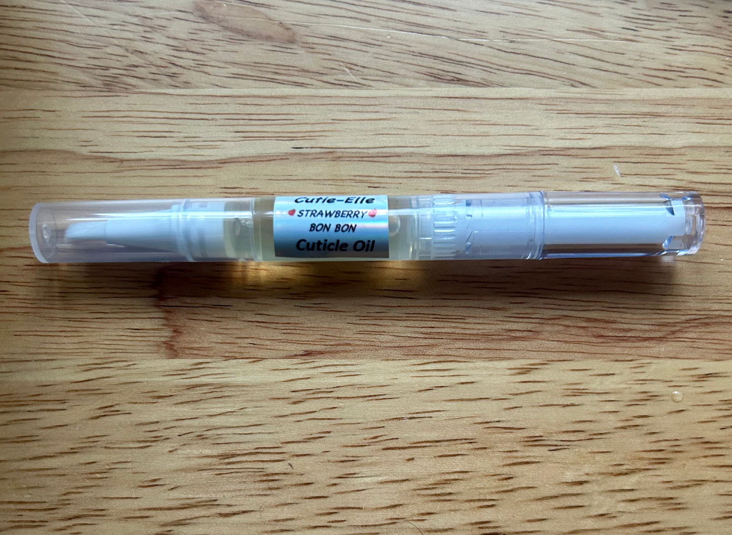 CUTICLE OIL PEN – great scents- nourishing oils: Jojoba Seed, Coconut, Sweet Almond, Argan, and Vitamin E. Available in a variety of soothing scents for healthy, hydrated cuticles on the go.