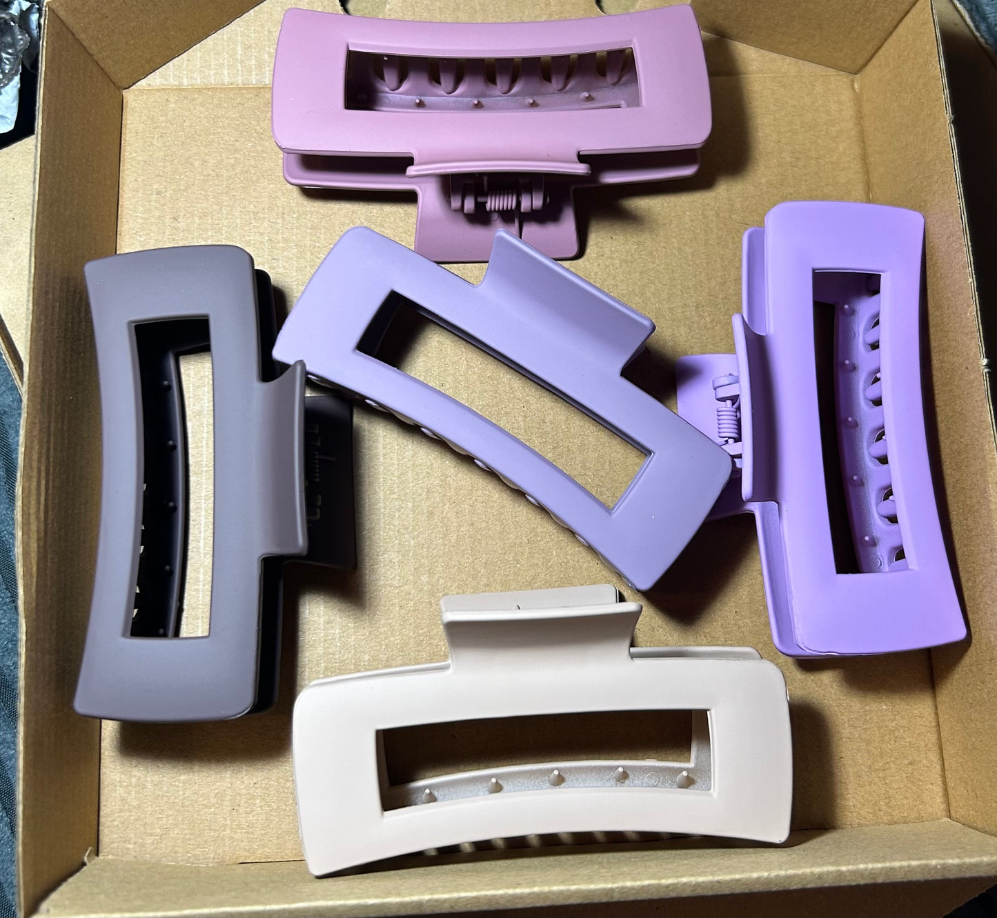 Hair Claw Clip Set – 5 Pieces
A stylish set of hair claw clips in various purple shades, beautifully packaged in a box. Perfect for securing your hair with a pop of color and elegance.