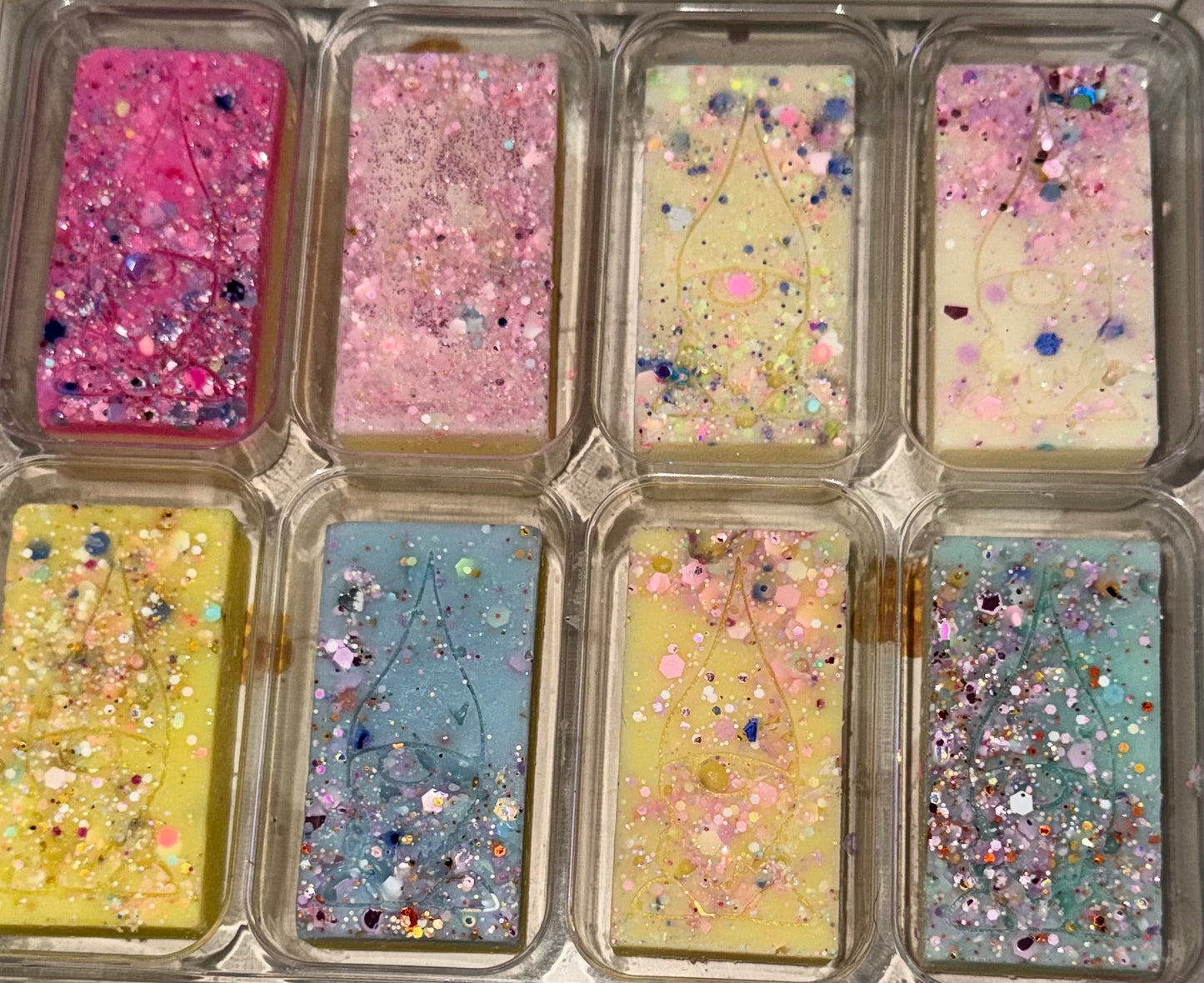 Wax Melt Collection – Laundry Scent Inspired. A refreshing collection of 8 laundry-inspired scents with 16 premium wax melts. Perfect for infusing your home with clean, fresh fragrances that evoke the comfort of freshly laundered linens.